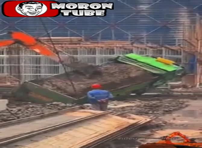 Video :When vehicles are rescued by excavators in challenging circumstances
